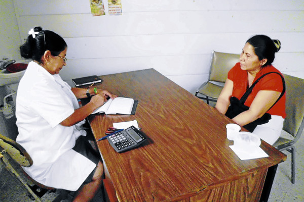 Procesan y envasan medicina natural para pacientes pobres