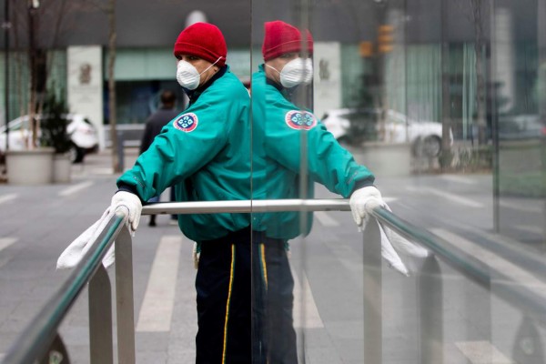 Luto, miedo y tristeza en un mundo que de pronto... se paró ante el Covid-19 (FOTOS)