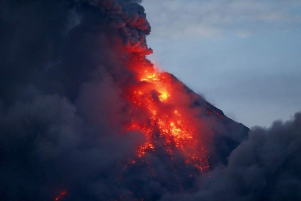 Increíbles imágenes de la erupción de un volcán en Filipinas