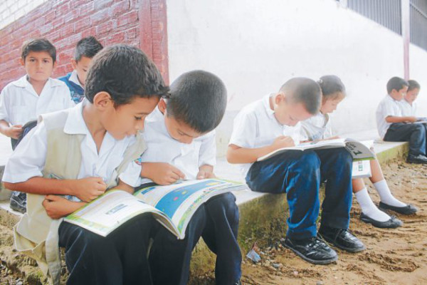 Niños enseñan a niños en escuela de El Paraíso