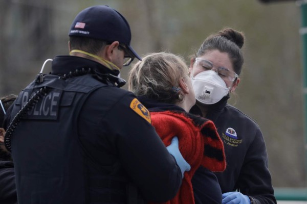 Luto, miedo y tristeza en un mundo que de pronto... se paró ante el Covid-19 (FOTOS)
