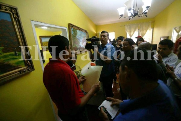 Policía suspendido se niega a salir de su casa para que autoridades la incauten