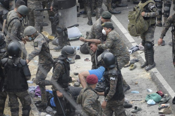 Empujones, golpes y gas lacrimógeno: Así fue la represión a la caravana migrante en Guatemala