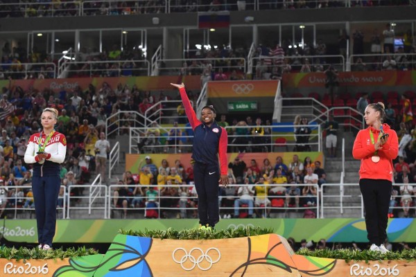 Simone Biles vence prueba olímpica de salto y suma su tercer oro en Rio