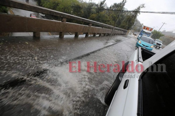 FOTOS: Lluvia sorprende a capitalinos y deja anegadas varias calles