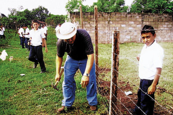 Labores agrícolas y 200 días de clases distinguen a la escuela Froylán Turcios