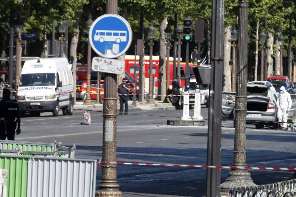 Campos Elíseos sufren intento de atentado cuando vehículo embiste furgón policial en París