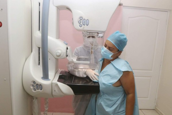 Mujeres guerreras en una cruzada rosa contra el cáncer de mama