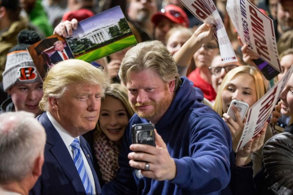 Trump visita iglesia en Iowa; recibe lección de humildad