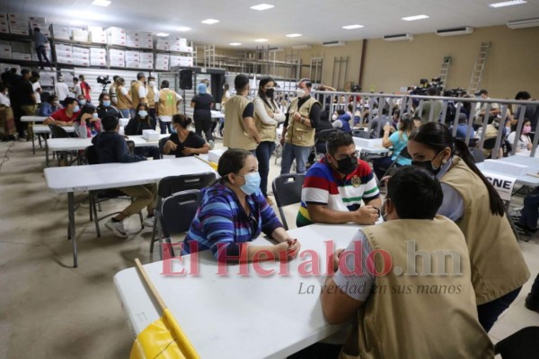 Así se desarrolla el escrutinio de acta por acta con incosistencias (FOTOS)