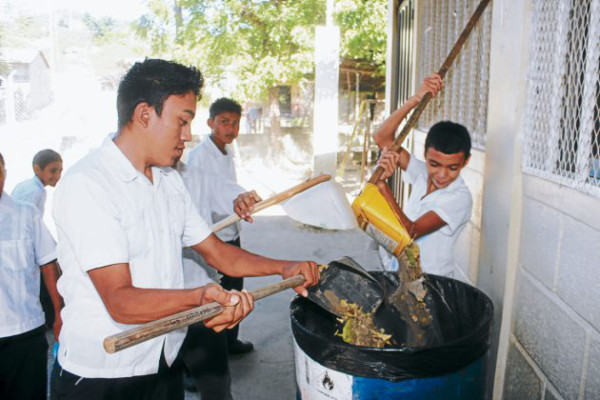 Escolares dan cátedra del manejo de desechos sólidos