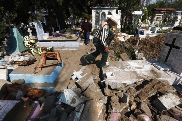 FOTOS: Tristeza y desolación en cementerios del mundo que reciben a víctimas de la pandemia