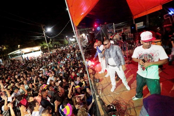 Tegucigalpa celebra hasta el amanecer