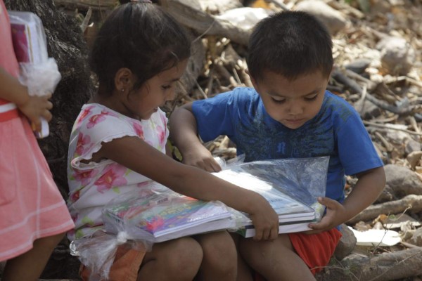 En La Picota un centenar de niños reciben un kit educativo