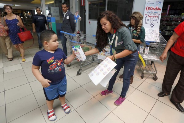 Los niños fueron ejemplo para la donación . Foto Marvin Salgado/EL HERALDO