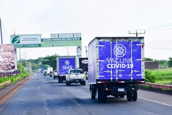 Lágrimas, festejo y abrazos por la llegada de vacunas donadas por El Salvador