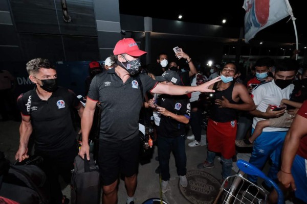 Locura desató Olimpia al arribar al aeropuerto Ramón Villeda Morales  