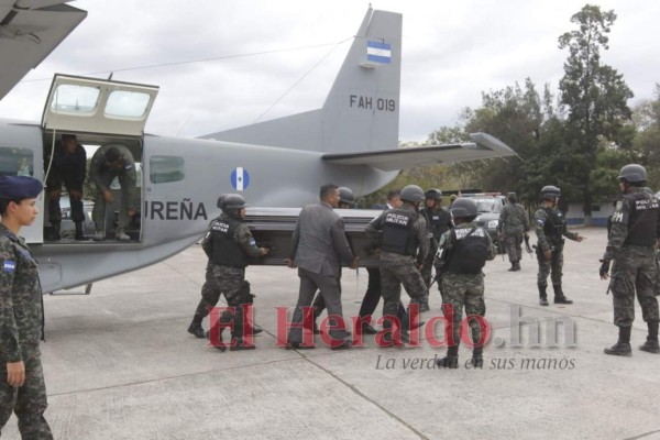 FOTOS: Con honores reciben a policías fallecidos en liberación de 'El Porky'