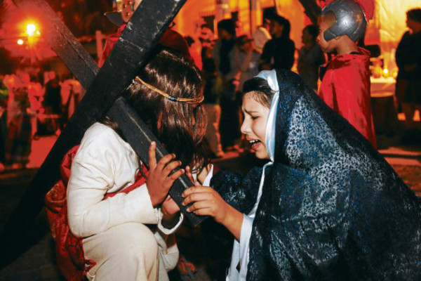 Niños reviven con Vía Crucis la Pasión del Salvador del Mundo