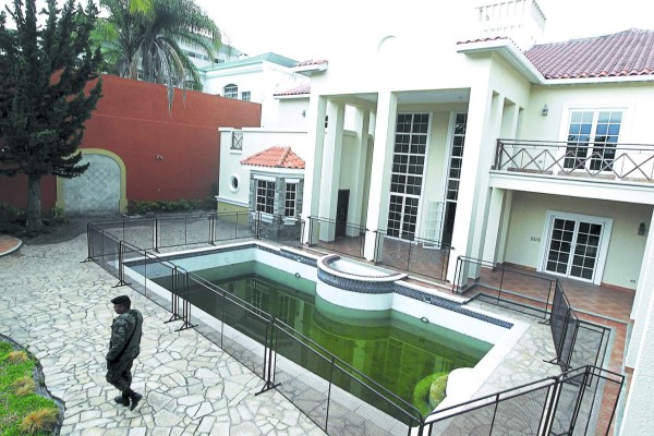 Buscan bienes de Zelaya en España y en Centroamérica