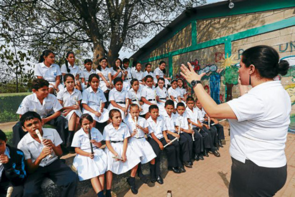 Música bordada por manos de niños