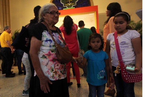Multitudes llegan a la basílica para conocer al Hombre de la Sábana