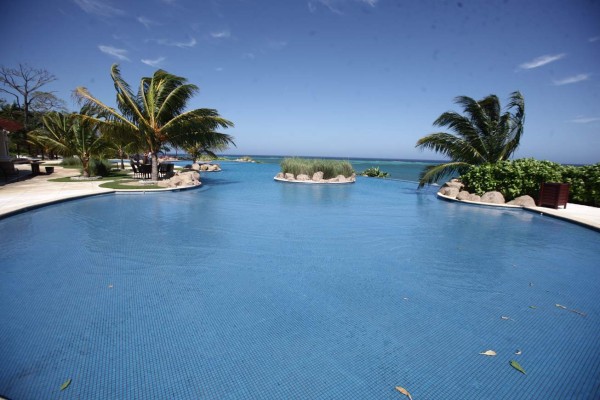 Disfrute el golf, playa y buceo en el club Pristine Bay Resort