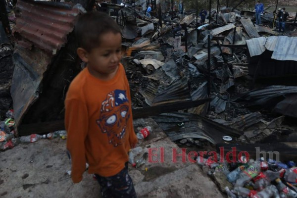 Devastada y desolada, así quedó la zona cero del incendio en el barrio La Bolsa