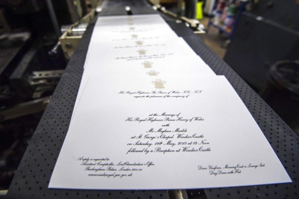 Fotos: Estas son las invitaciones de boda del príncipe Harry de Inglaterra y la actriz Meghan Markle; borde bañado en oro