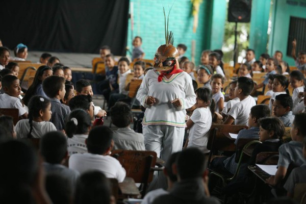 Larach llenó de aventuras el patio de la Escuela 11 de Junio