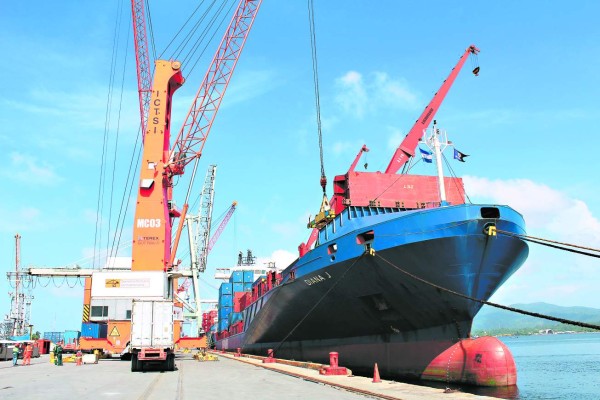 Por esa aduana marítima ingresan entre 300 y 350 contenedores diarios, según la Operadora Portuaria Centroamericana (OPC).