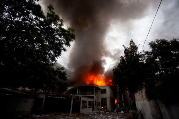 Incendios, saqueos y enfrentamientos en tercera protesta más intensa en Chile contra Piñera (FOTOS)