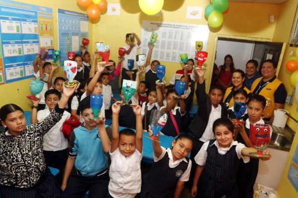 Paiz enseña cómo ahorrar energía y decir 'sin bolsas plásticas, por favor”