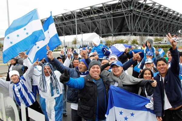 Los aficionados catrachos llegan a gritar por la Selección de Honduras