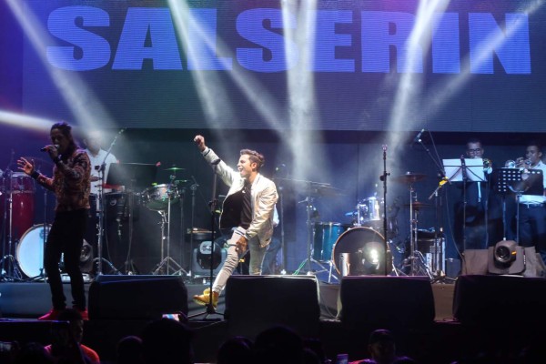 una noche con un toque de salsa, cumbia y mucho swing