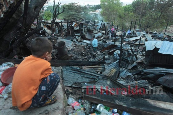 Devastada y desolada, así quedó la zona cero del incendio en el barrio La Bolsa