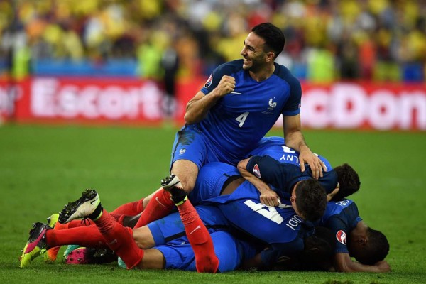 Francia vence 2-1 a Rumanía en la apertura de 'su' Eurocopa