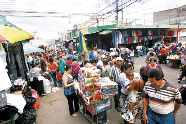 Vendedores invaden los mercados