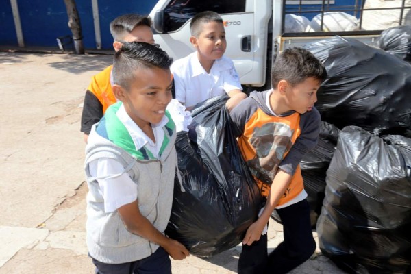 Con venta de latas y botellas Escuela John F. Kennedy transforma su entorno