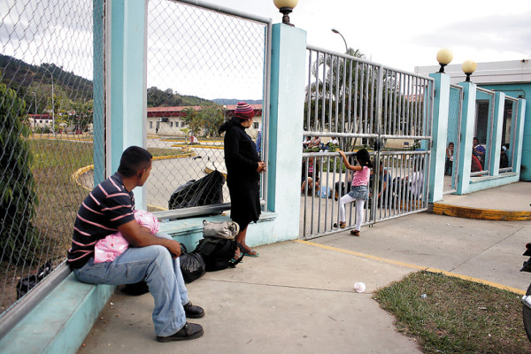 En riesgo pacientes por paro en hospital Gabriela Alvarado