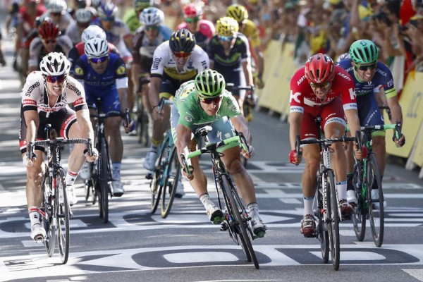Sagan gana en un ajustado esprint su tercera etapa en el Tour&nbsp;&nbsp;