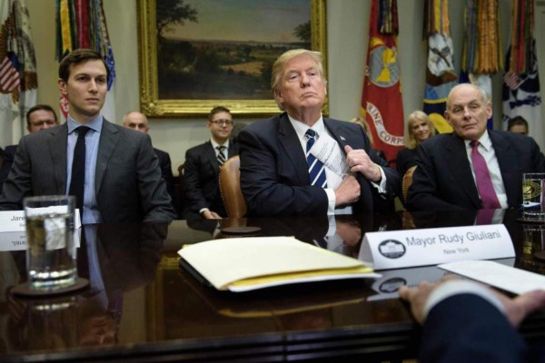 Trump nombra jefe de Gabinete a secretario de Seguridad, John Kelly