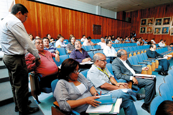 Ordenan cierre de dos universidades clandestinas