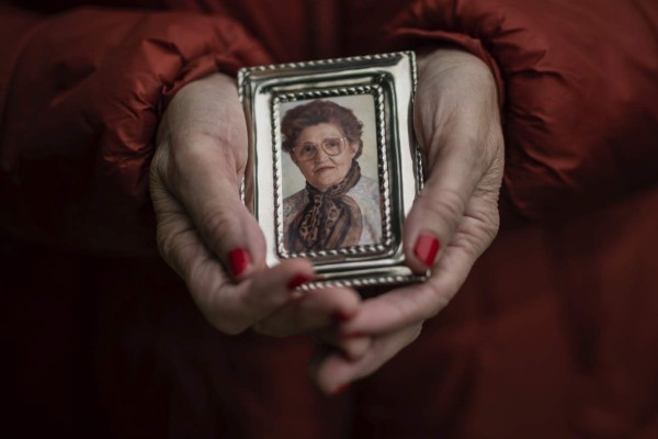 En esta imagen, tomada el 14 de mayo de 2020, Teresa Navarro muestra una fotografÃ­a de su madre, ConcepciÃ³n Rosinos, de 97 aÃ±os, en Madrid, EspaÃ±a. ConcepciÃ³n Rosinos era una de las residentes en el Centro de Mayores de Usera que muriÃ³ por el brote de coronavirus en EspaÃ±a. MÃ¡s de 19,000 muertes de ancianos con coronavirus o sus sÃ­ntomas en EspaÃ±a han propiciado el examen del sistema. (AP Foto/Bernat ArmanguÃ©)