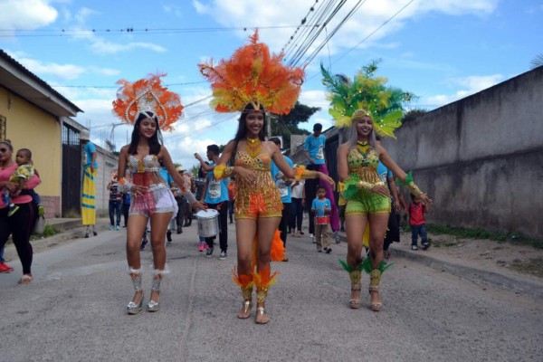 En un ambiente carnavalesco los Paceños celebran su feria patronal