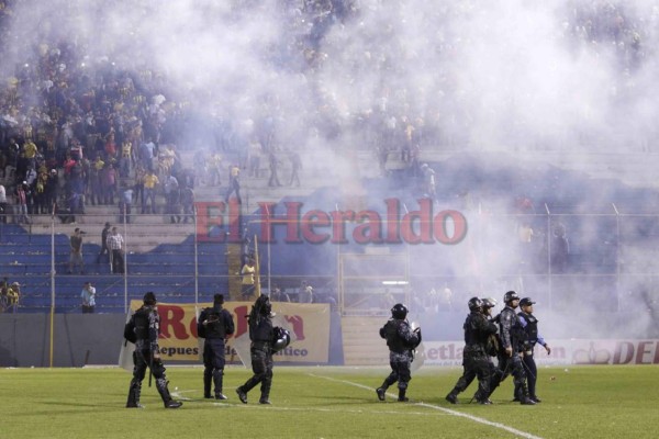 Las imágenes que no vio del ataque entre barras en la semifinal de fútbol hondureño