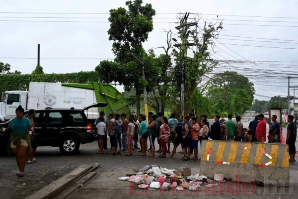 Bajo un puente y sin colchonetas, así pasan sus noches damnificados por Iota y Eta (FOTOS)