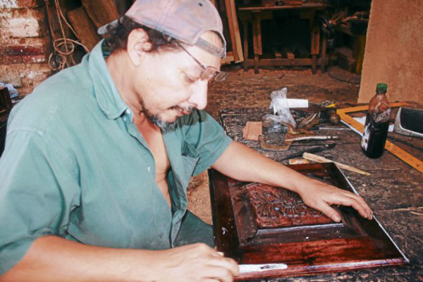 Con artesanías combaten la pobreza en El Paraíso