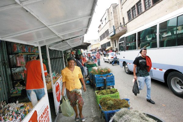 Vendedores invaden los mercados