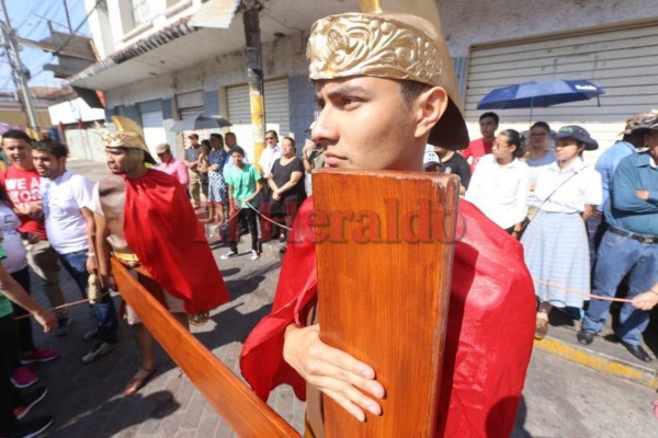 Conmovedor víacrucis en la capital retrata la pasión, muerte y resurreción de Jesús